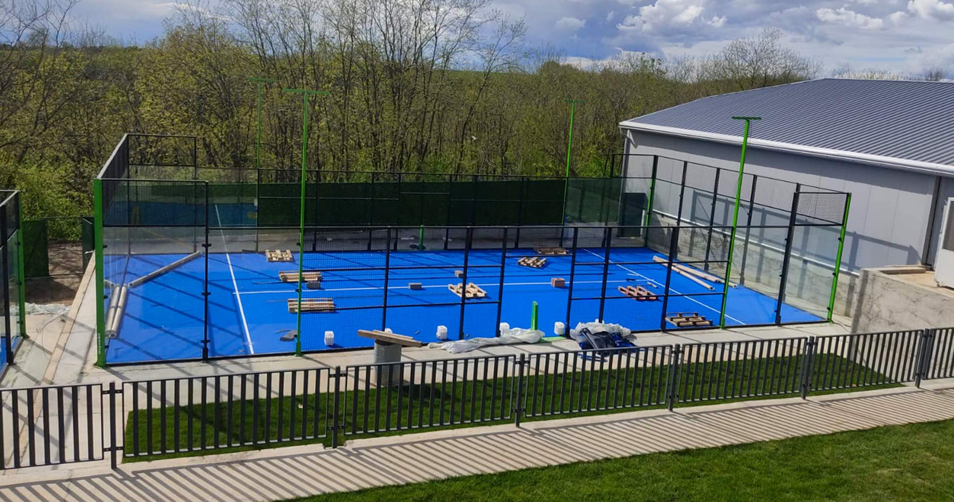 sirbistan-bacinci-padel-kortu-kurulumu