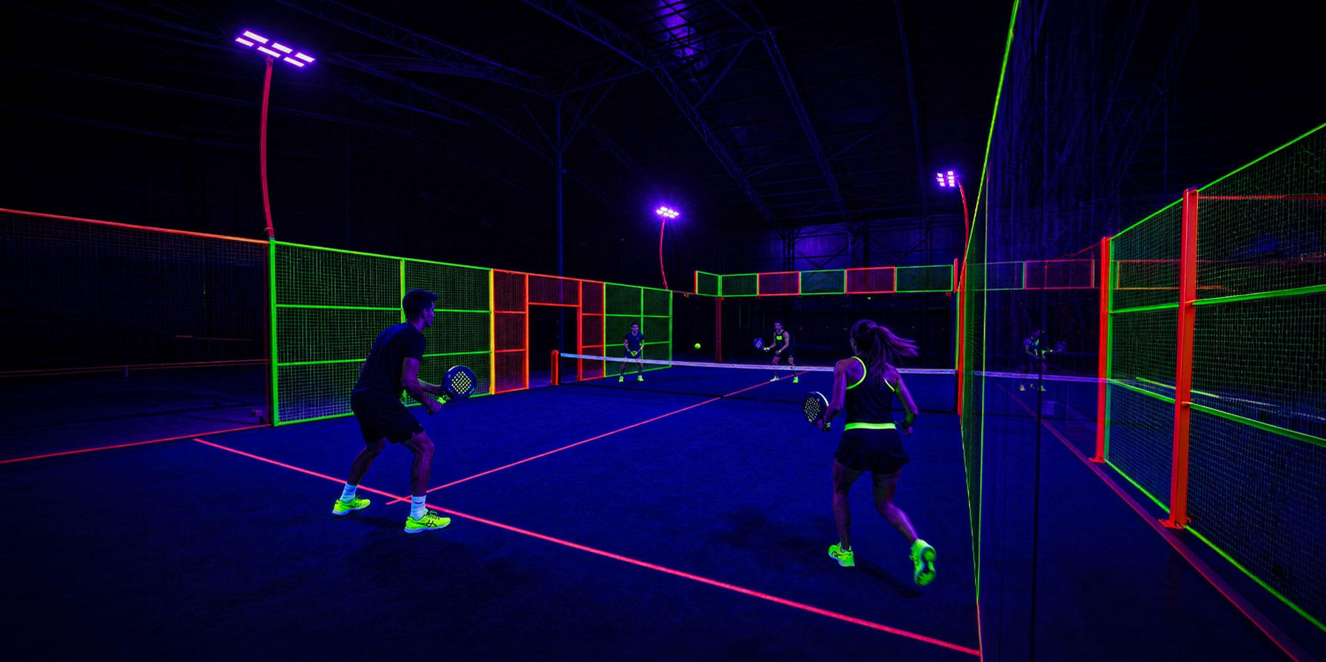 Neon Padel Kortlar ile<br>Padel'e Işık Katın!